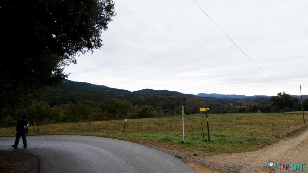 izquierda pasadas las masías